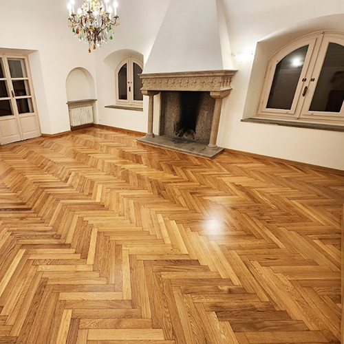 Rovere a spina dritta. Vernice tradizionale a solvente.